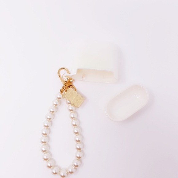 Airpods Case with Keychain - Picture 5 of 10